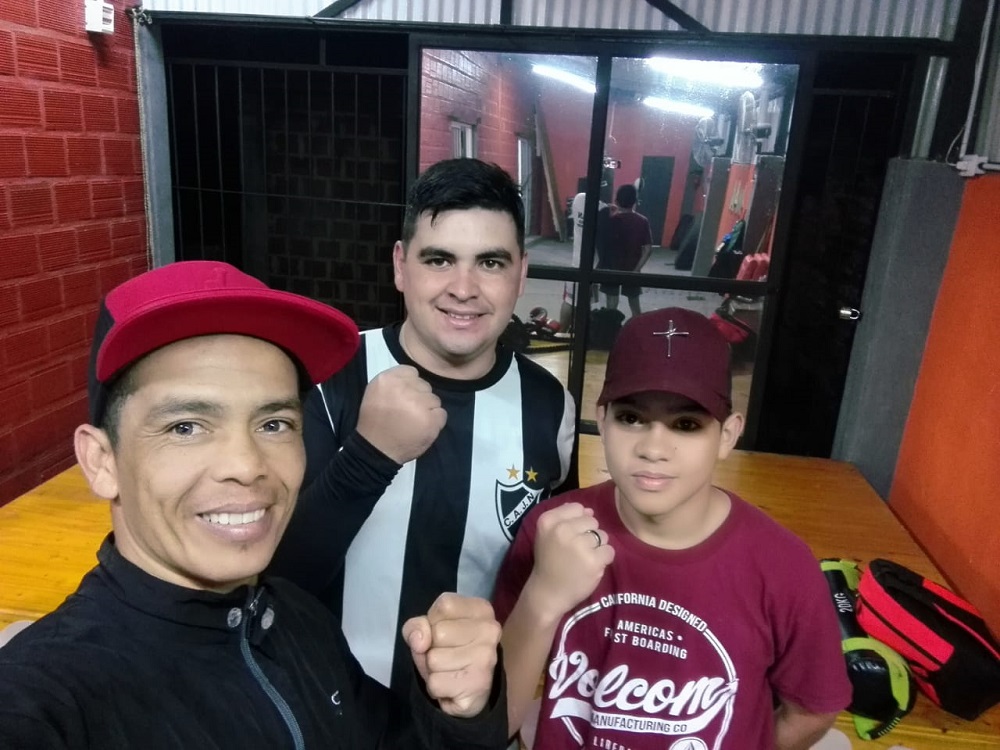 Con los guantes puestos brindan contención a niños, jóvenes y adultos