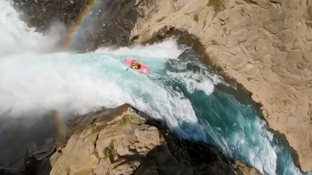 Increíble salto en kayak desde 40 metros
