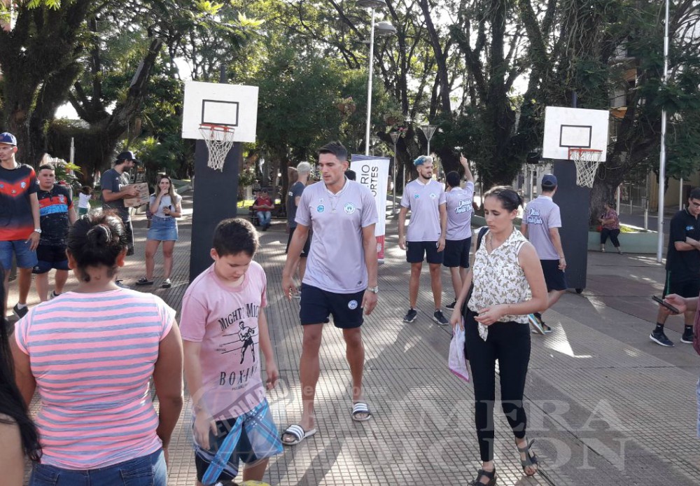Los básquetbolistas animaron a la sociedad de Oberá