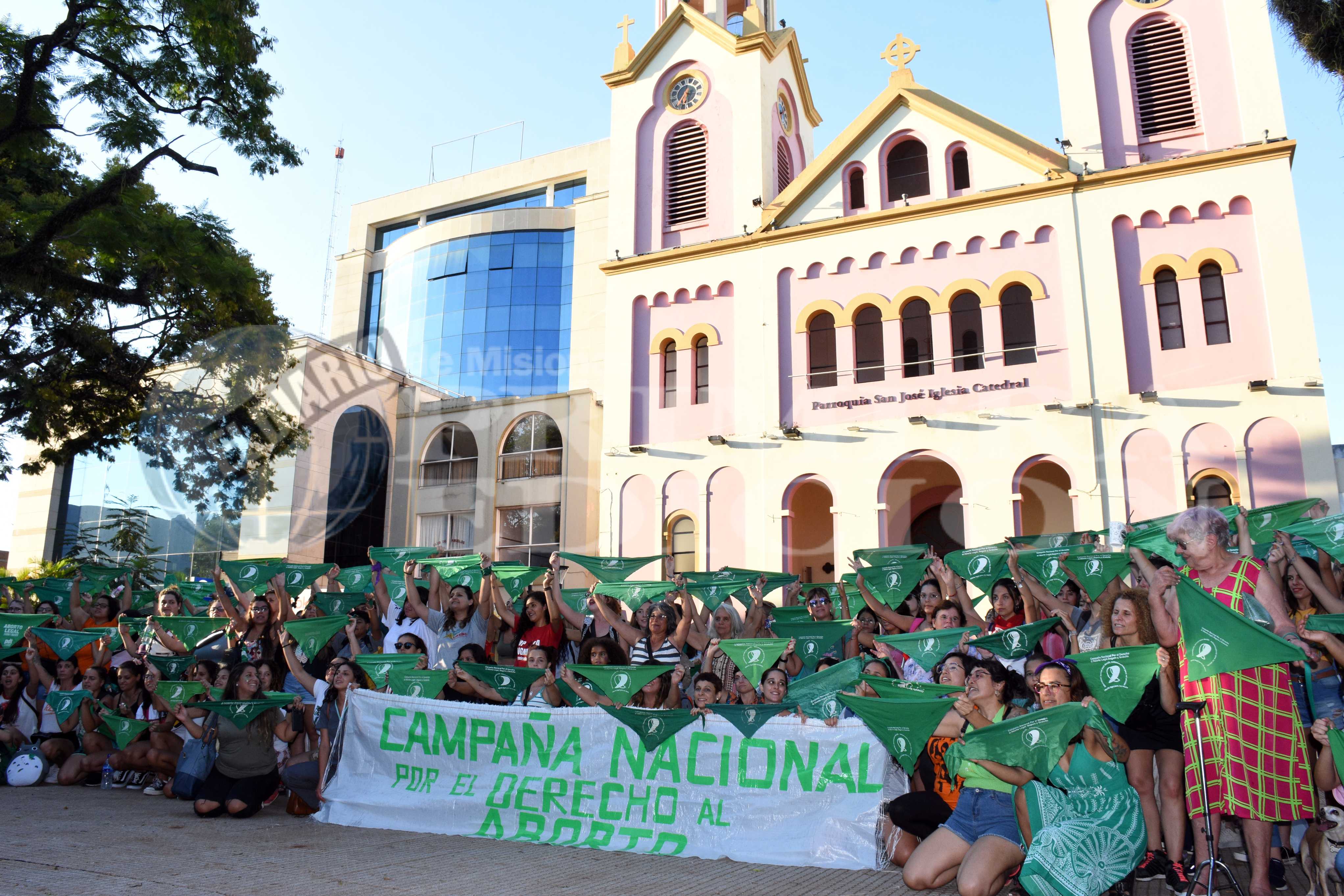 Pañuelazo: el epicentro en Posadas fue frente a la Catedral y Casa de Gobierno