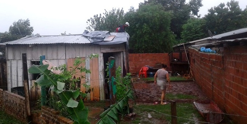 Voladuras de techos y cortes de luz por la tormenta en Posadas