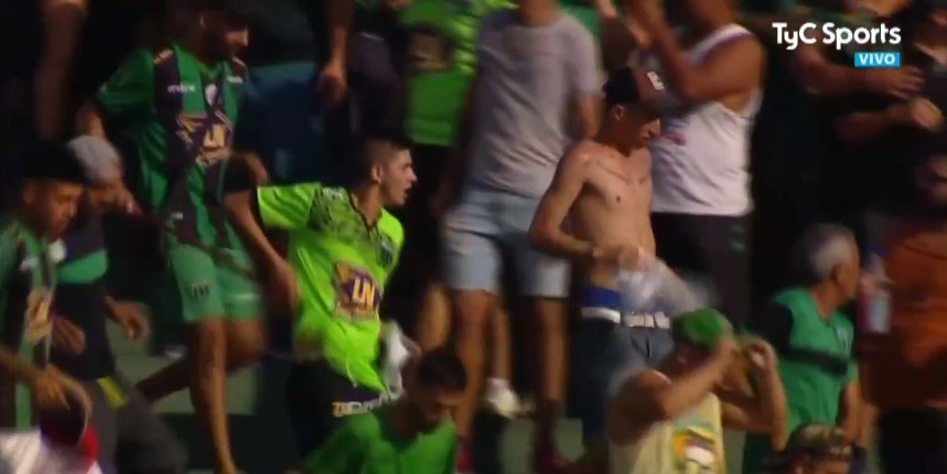 La historia de siempre: barras de Chicago con facas y a las piñas