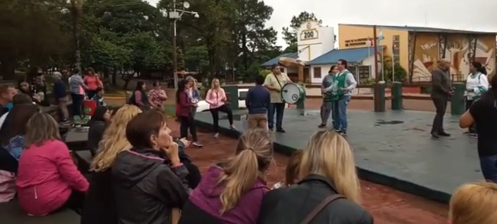 En San Vicente, docentes marchan por un salario digno