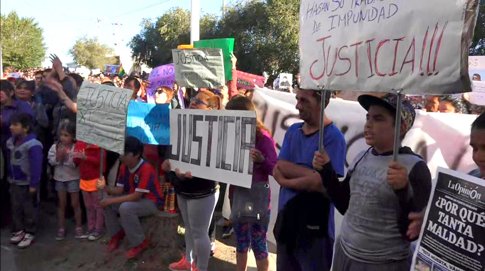 Marcha en Puerto Deseado por el crimen de un niño y la violación de su madre
