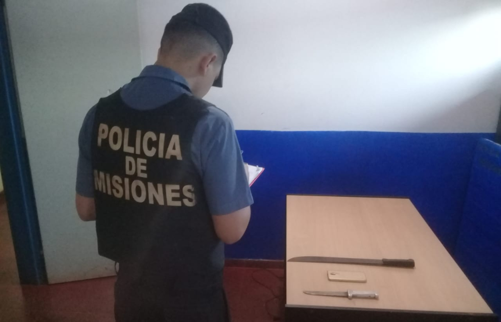 A punta de machete robaron un celular y fueron detenidos