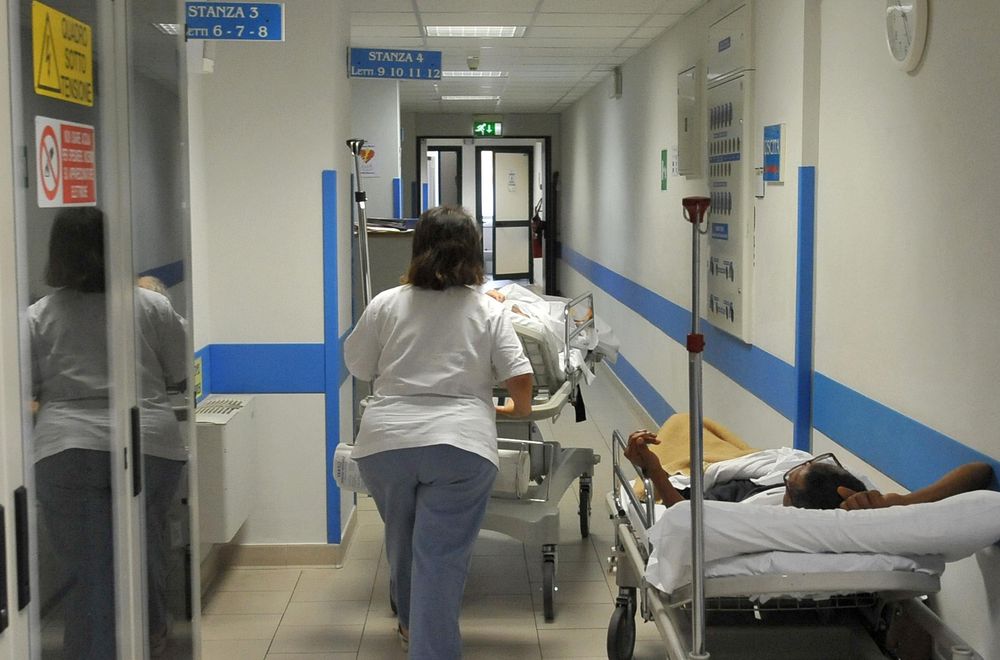 Un hombre con fiebre atacó a un médico y una enfermera en Italia