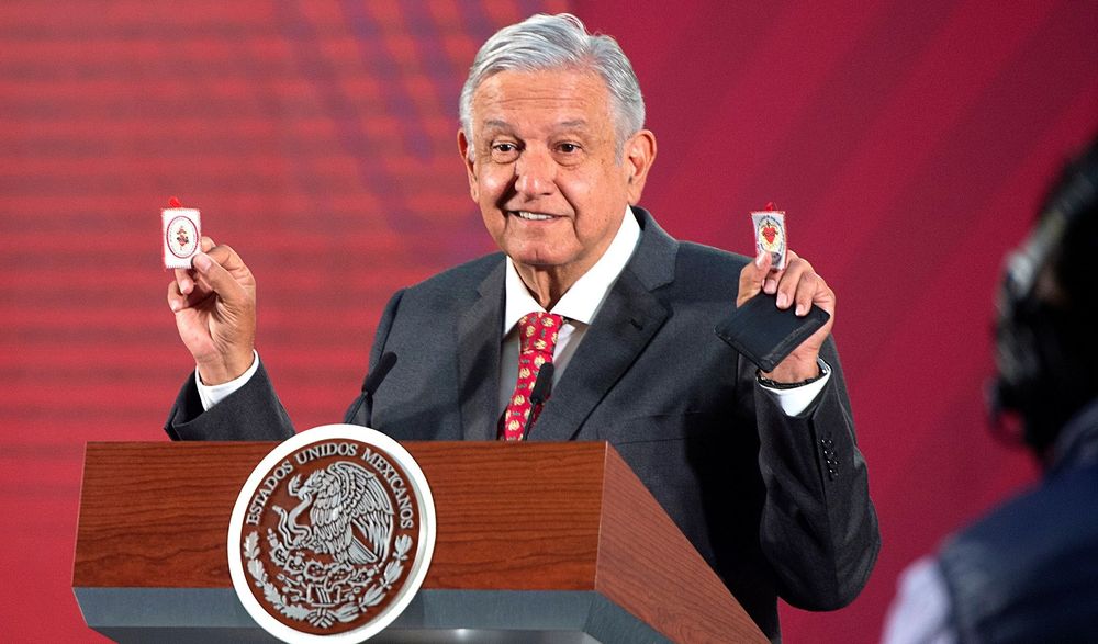 México: primera muerte por coronavirus y López Obrador muestra amuletos