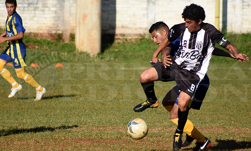 Liga Posadeña - Atlético Posaas y Mitre disputando un partido