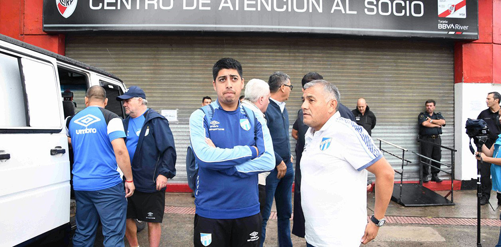Atlético Tucumán River - El equipo tucumano afuera de un Monumental cerrado