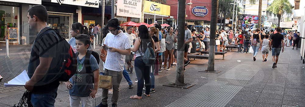 Crecen las extensas filas para tramitar el Boleto Estudiantil Gratuito
