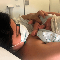 beba - Ocurrió en España, uno de los países más afectados por la enfermedad. Los estudios demostraron que la nena nació sana, sin síntomas y fuera de peligro, inclusive, la madre pudo sostenerla y amamantarla.