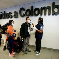 Coronavirus Colombia - controles por el coronavirus en un aeropuerto de Colombia