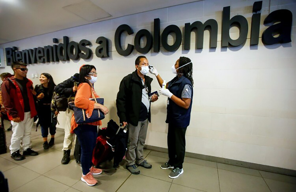 Coronavirus Colombia - controles por el coronavirus en un aeropuerto de Colombia