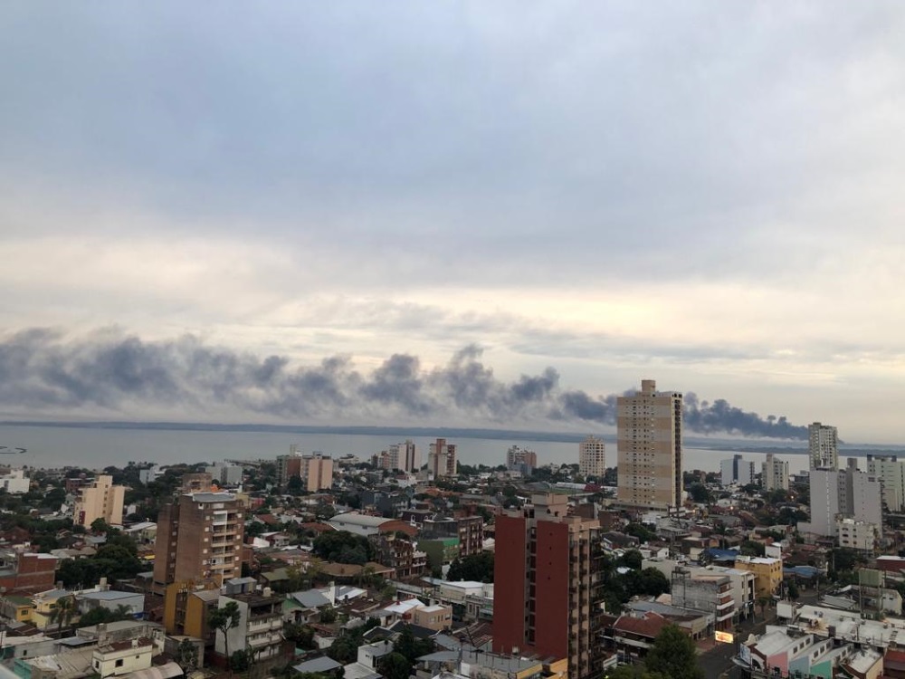 El humo de un incendio en Encarnación se deja sentir en Posadas