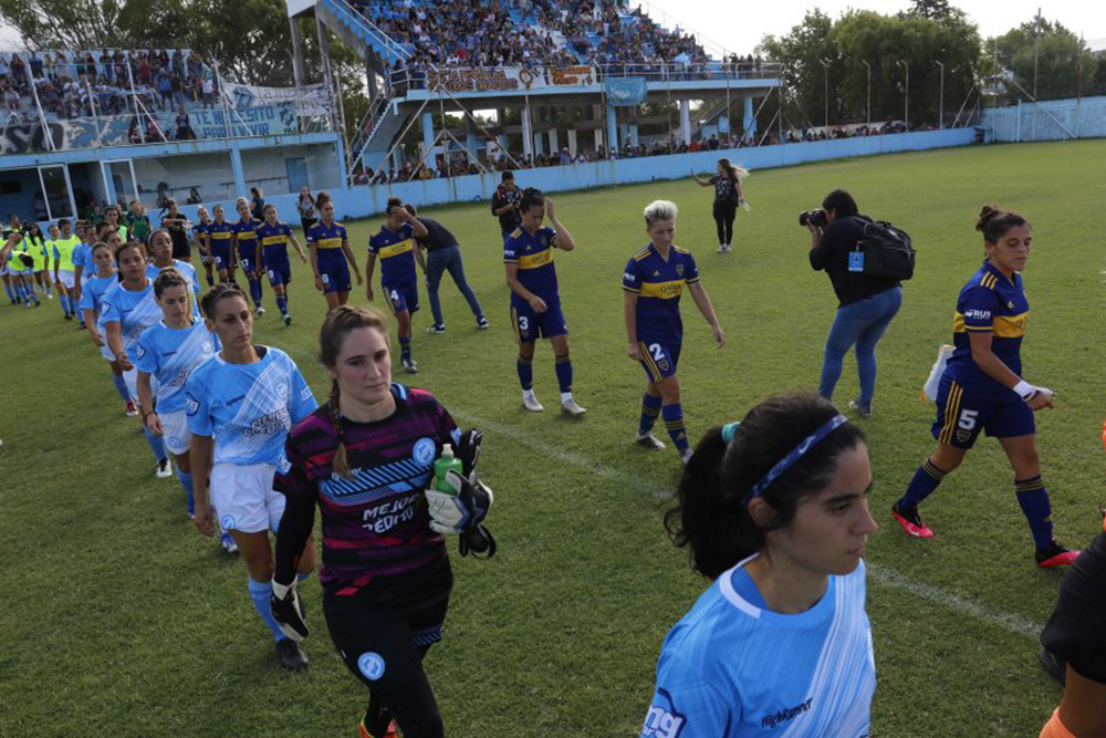 Copa Argentina femenina - Boca y la UAI Urquiza entrando a un partido