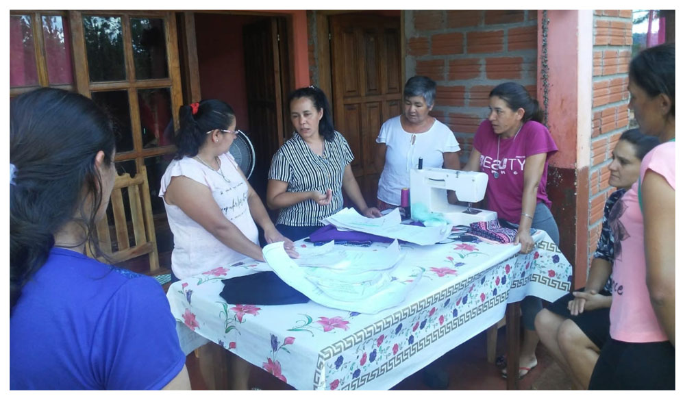 Se unieron para coser mochilas para niños mbya