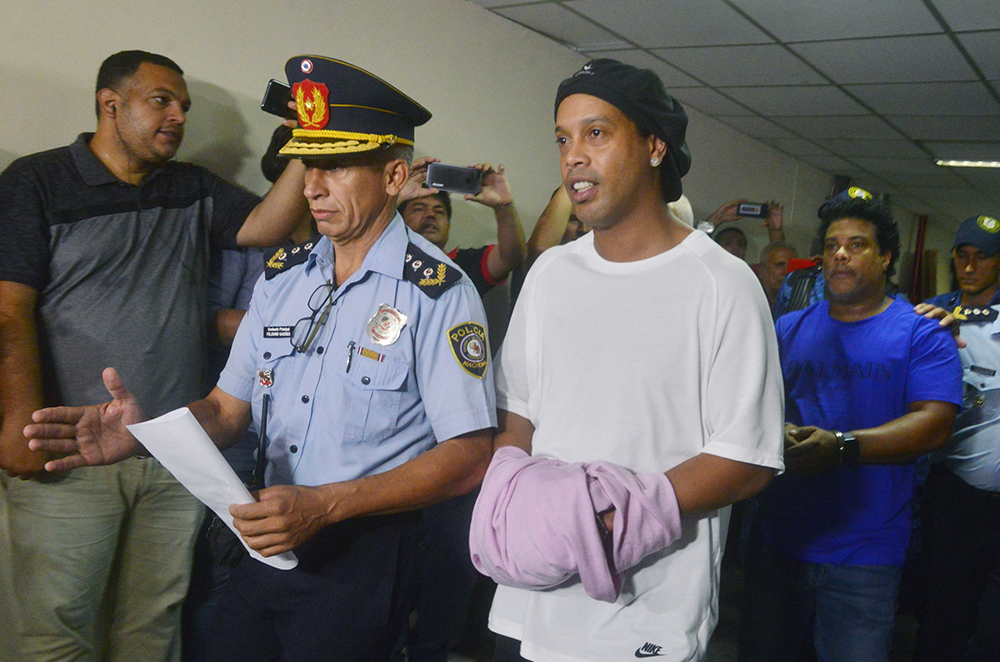 Ronaldinho - EL astro brasileño se encuentra detenido en Paraguay