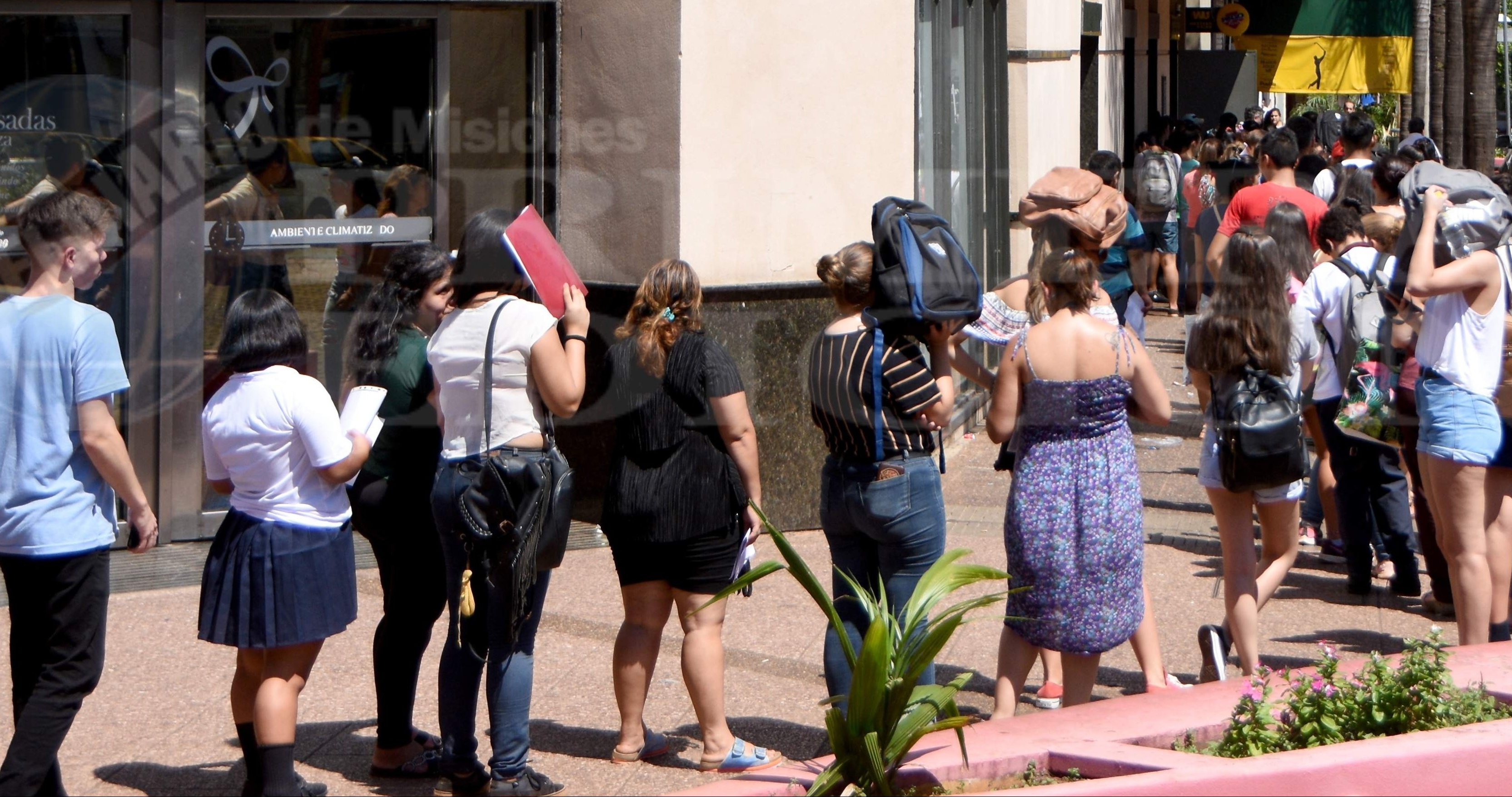 Otro día de interminables filas para tramitar el BEG en oficina de la SUBE