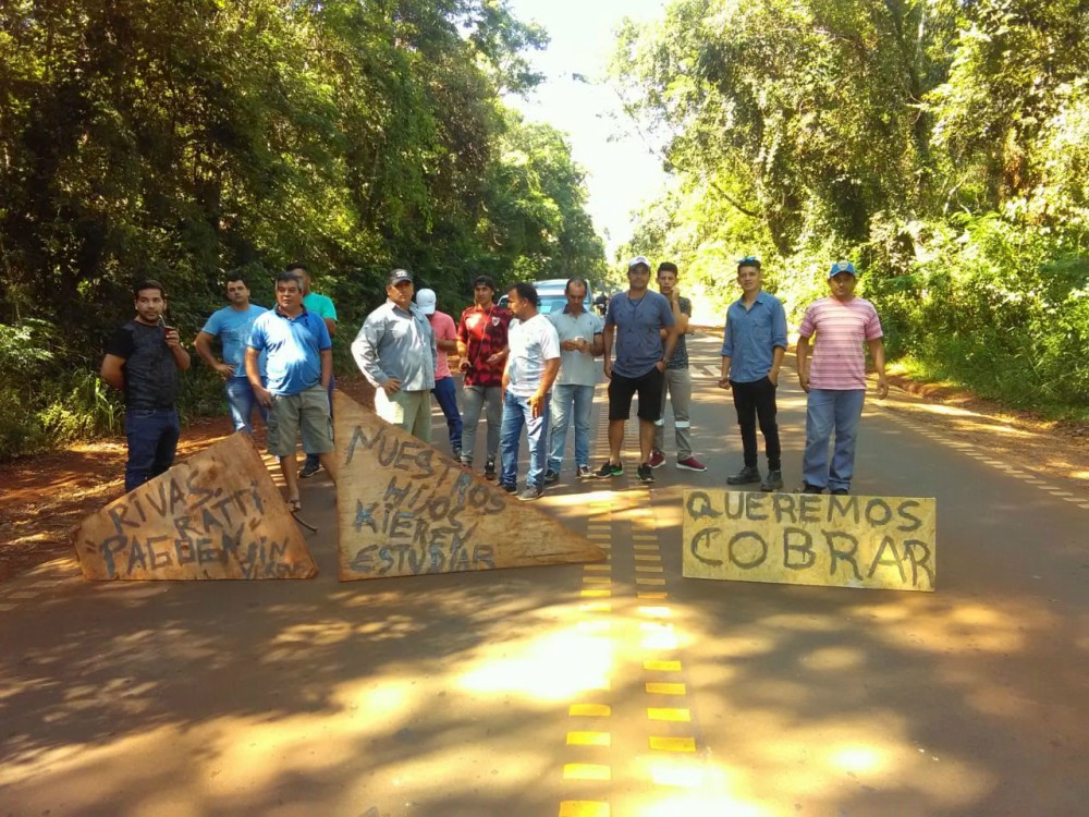 Obreros cortan el tránsito en el acceso del aeropuerto de Iguazú