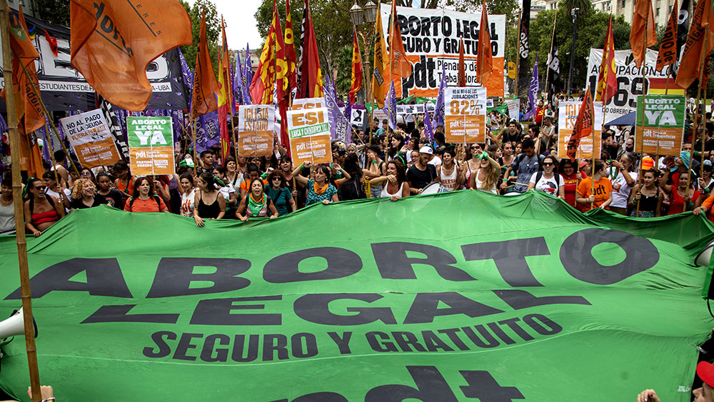 Pañuelazo frente a la Catedral para reclamar la “separación de la Iglesia y el Estado”