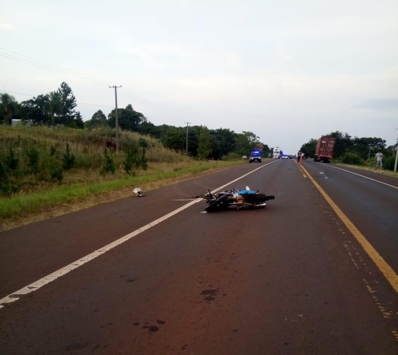 Motociclista falleció al impactar con un camión en Alem