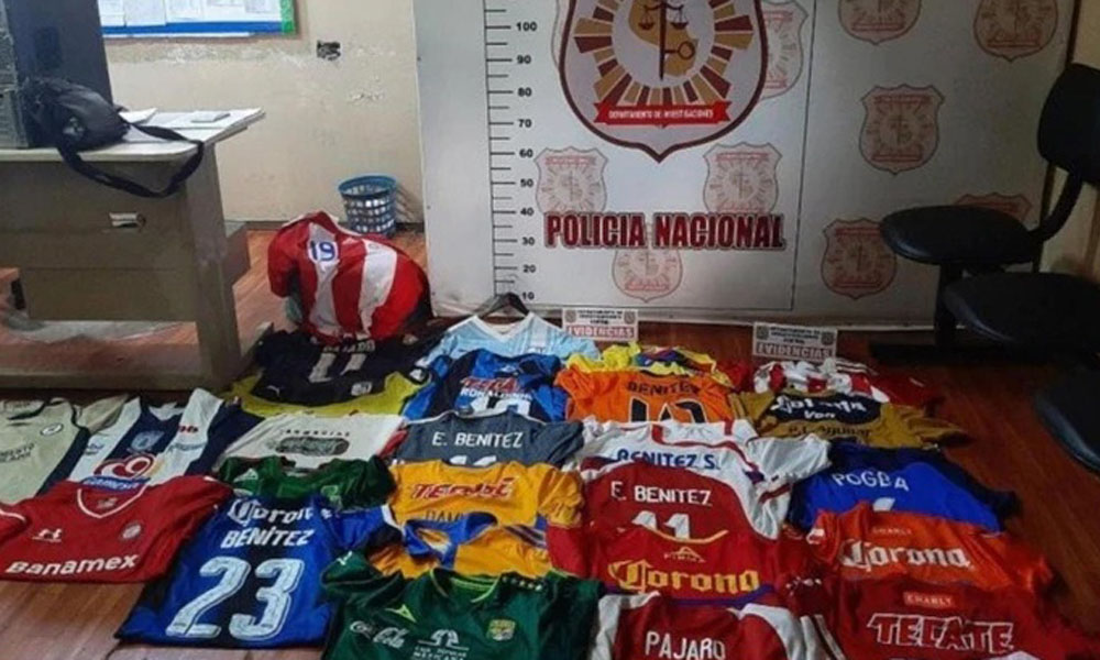 Fútbolista paraguayo denunció que le robaron mil camisetas