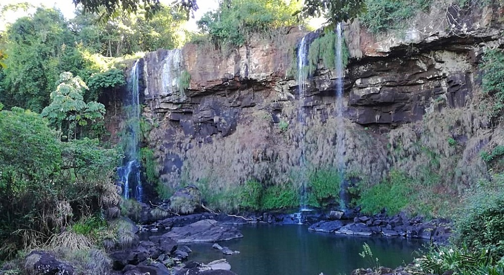 Cataratas y el río Uruguay con muy poco caudal de agua