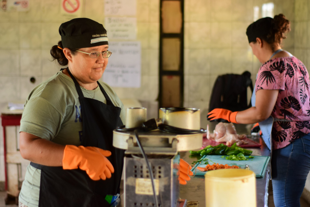 Las cocinas centralizadas garantizan la entrega de alimento a los comedores