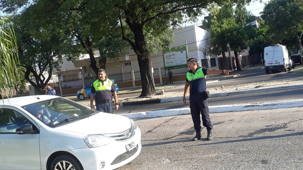 Corrientes - Oficiales correntinos realizan controles en el puente