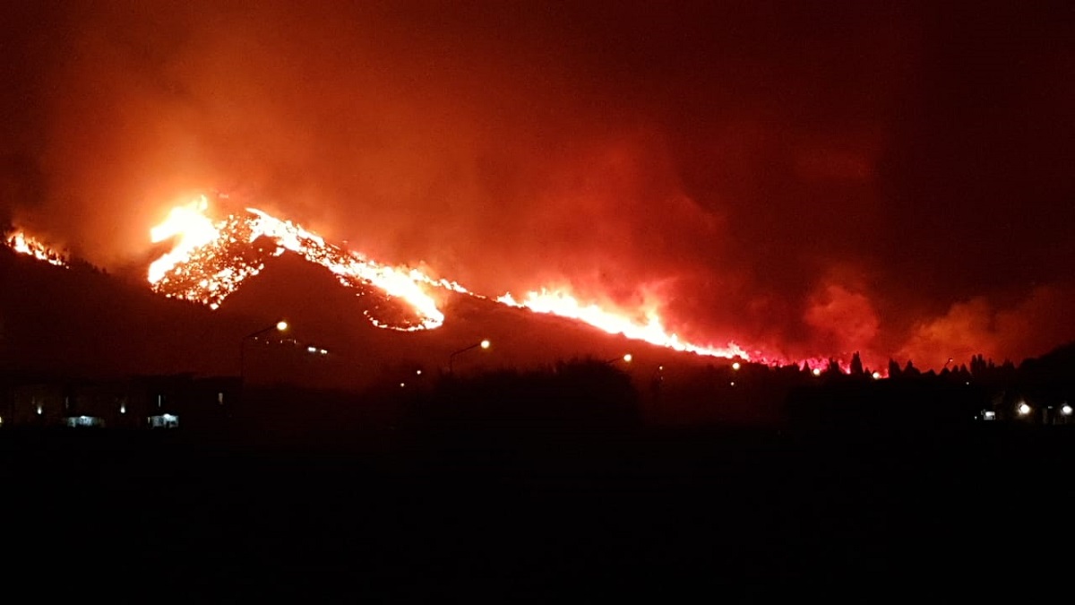 Un incendio forestal afecta a Esquel: 20 familias fueron evacuadas