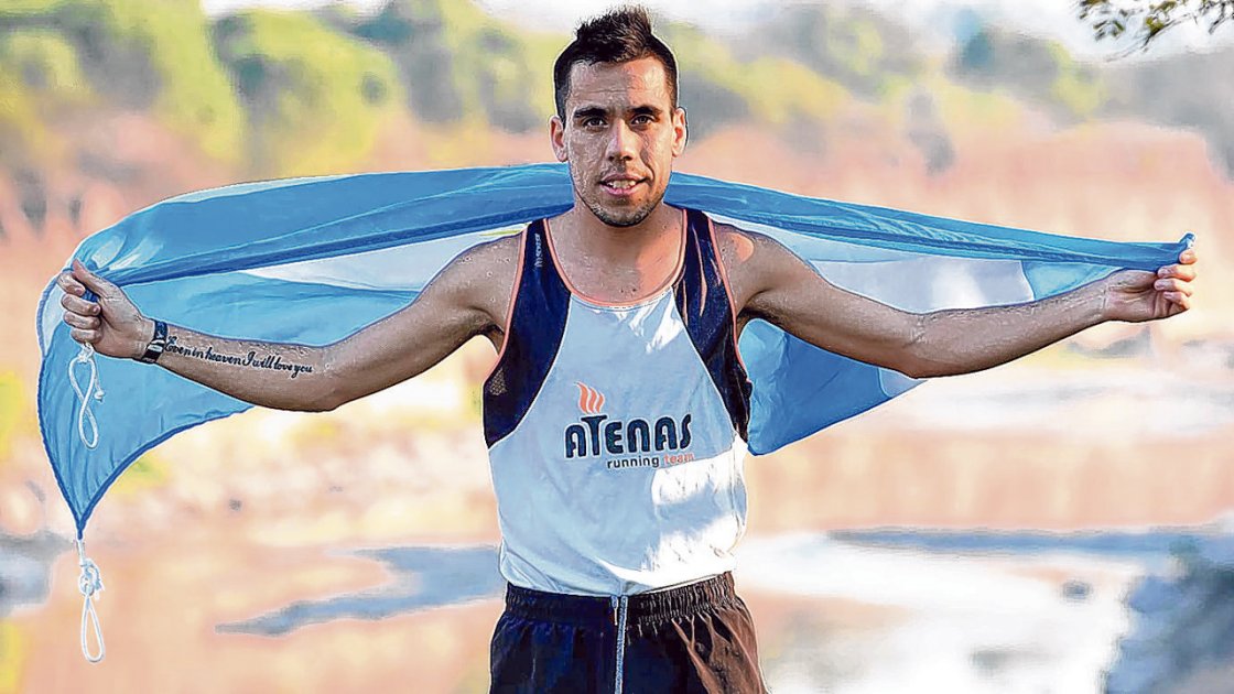 El atleta Julián Molina elabora barbijos para hospitales y policías