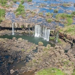 Cataratas - Imagen aérea de las cataratas con muy bajo caudal de agua