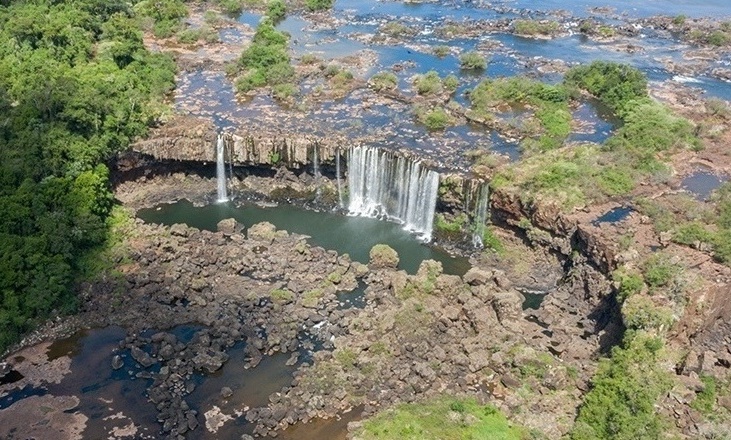 Cataratas - Imagen aérea de las cataratas con muy bajo caudal de agua