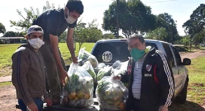Arman bolsones y reparten como delivery productos de la chacra
