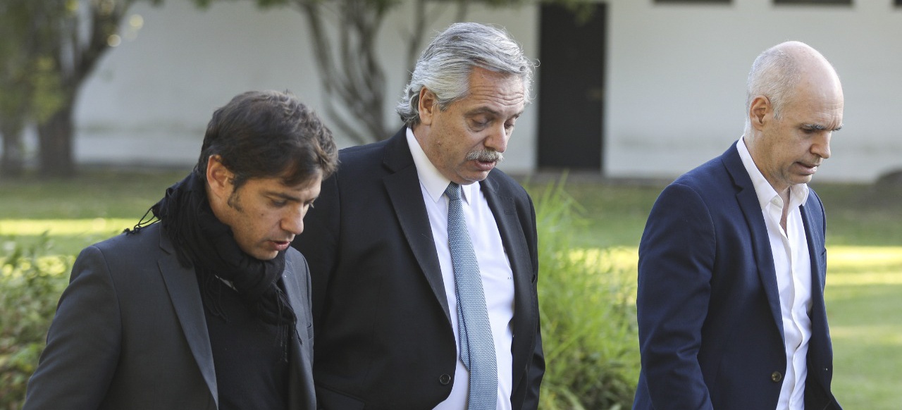 zzzznacp2NOTICIAS ARGENTINAS BAIRES, ABRIL 7: El presidente Alberto Fernandez junto al gobernador Axel Kicillof y el jefe de Gobierno porteño, Horacio Rodriguez Larreta en la Quinta de Olivos donde mantuvo una videoconferencia con el resto de los gobernadores. Foto NAzzzz