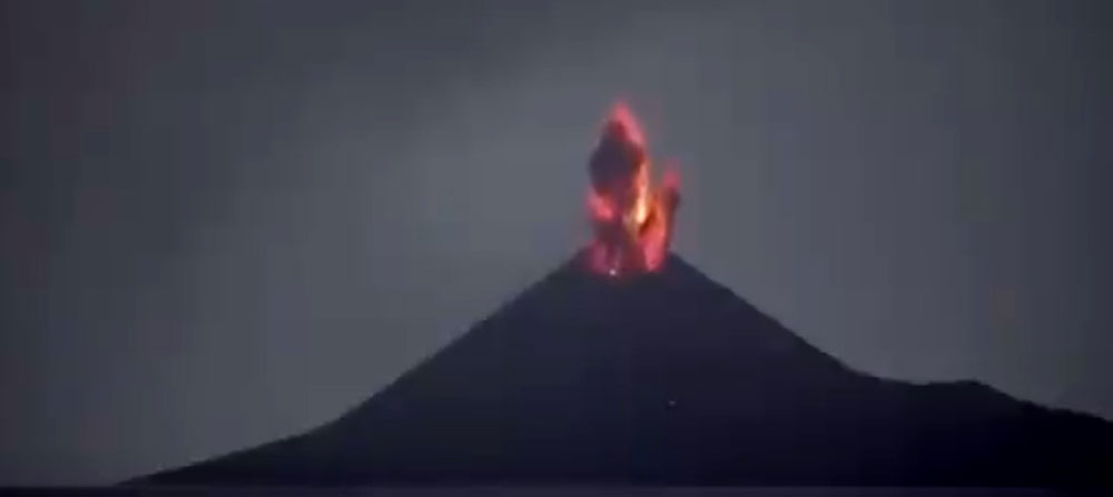 Temor tras la erupción del volcán Anak Krakatau en Indonesia