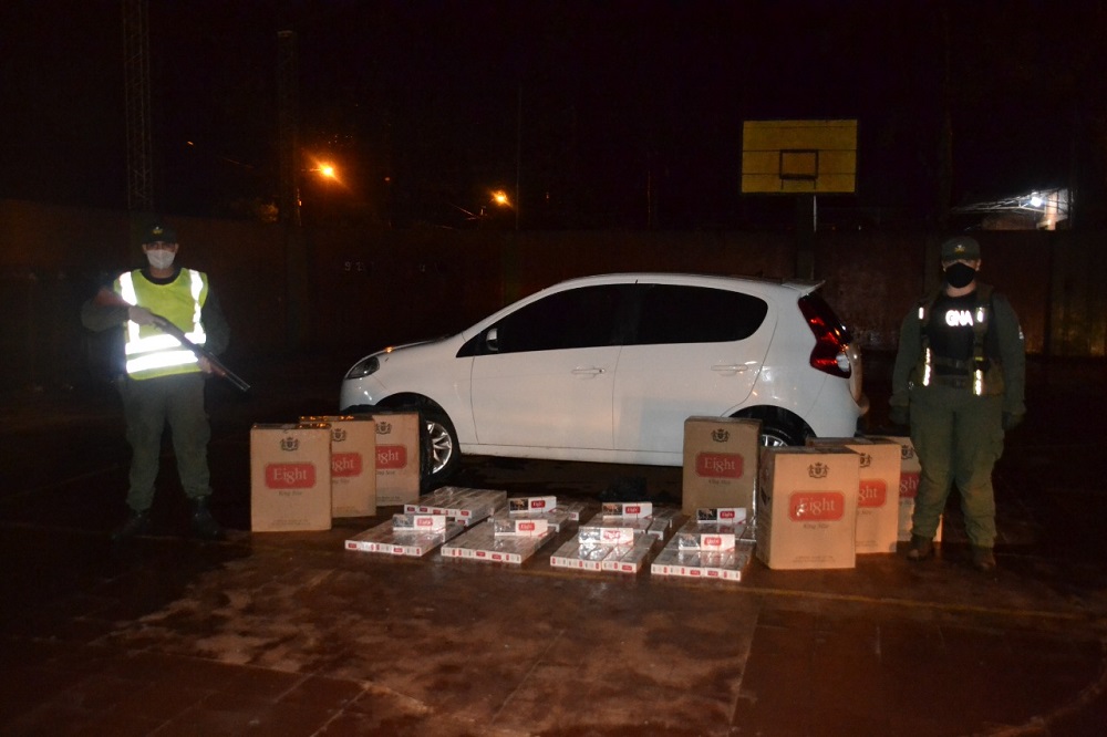 Incautan un automóvil y 550 cartones de cigarrillos de contrabando