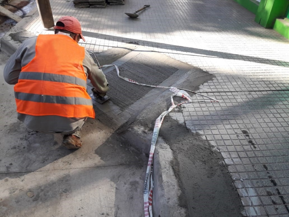 Construyen rampas para discapacitados en las dársenas de calle Junín