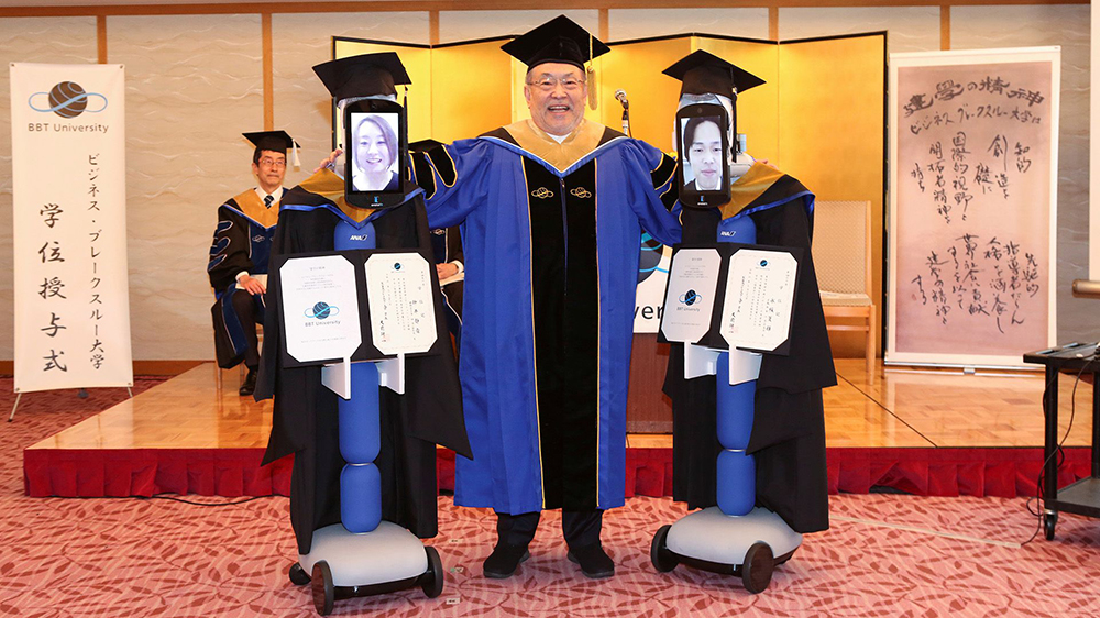 Graduación - Una universidad de Tokio llevó adelante la tradicional ceremonia de graduación a través tablets, con los graduados conectados por videollamada.