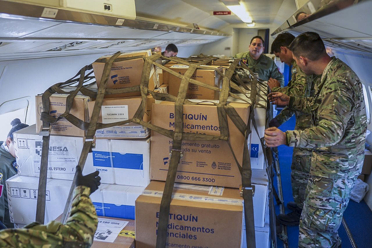 Fuerza Aérea Argentina entrega equipamiento sanitario a provincias