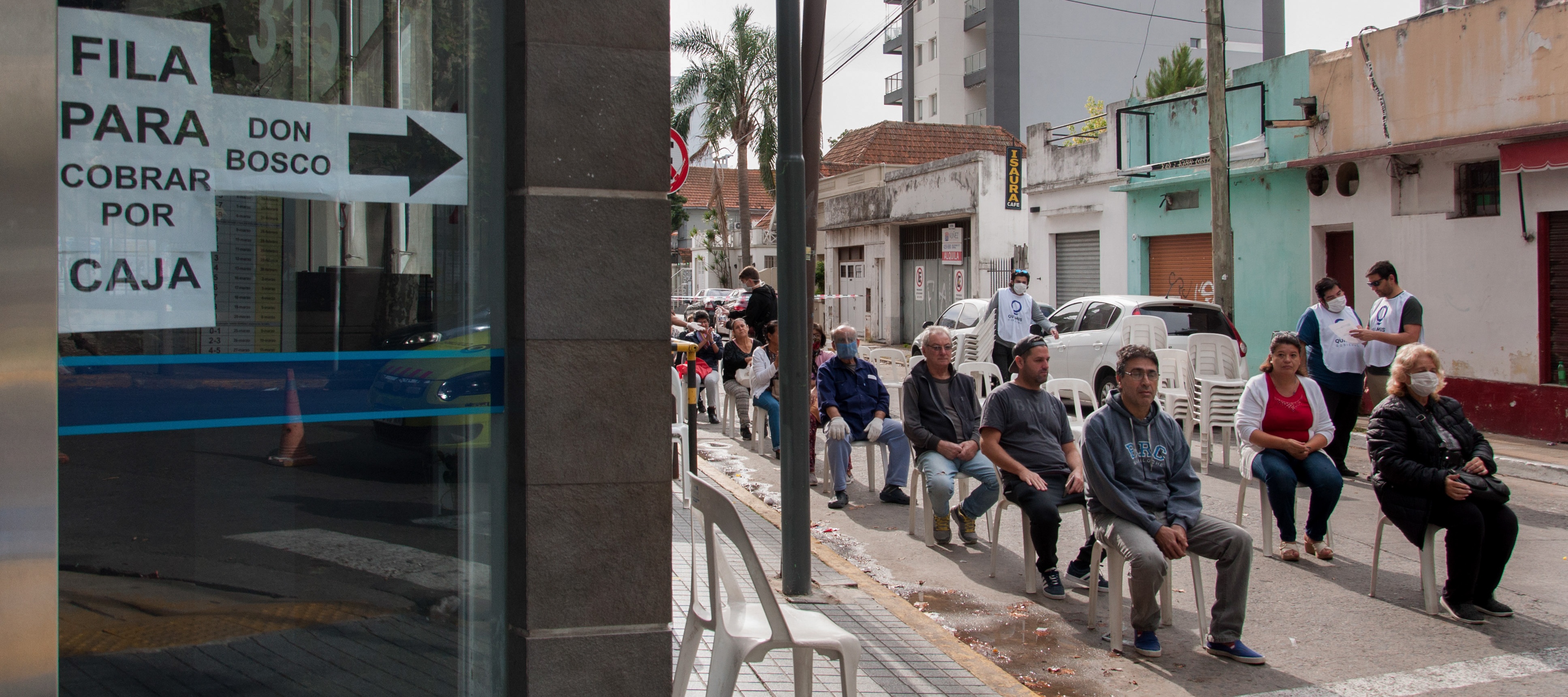zzzznacp2NOTICIAS ARGENTINAS BAIRES, ABRIL 12: (ARCHIVO) Con turno previo, los bancos abrirán esta semana de 10 a 17 al público y empresas en general para realizar trámites presenciales, y sólo harán pagos por caja a jubilados y pensionados que no posean tarjeta de débito, según terminación de DNI. Foto NA: JOSE LUIS PERRINOzzzz