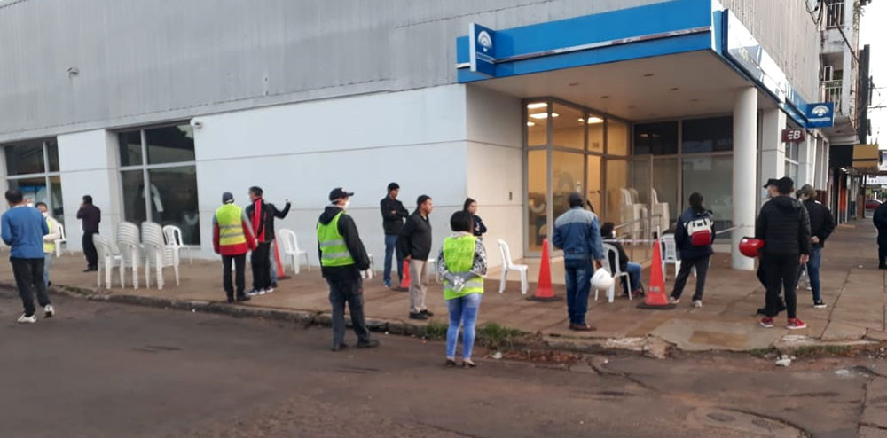 Los bancos abrieron este sábado, pero el panorama es muy distinto al de ayer