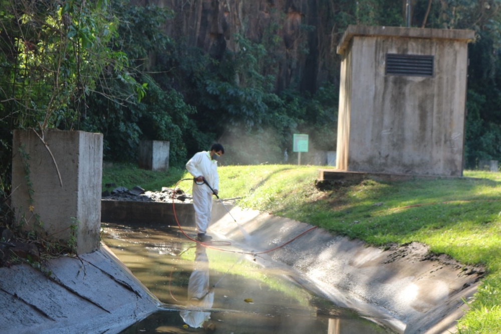 Limpian la cascada de la costanera