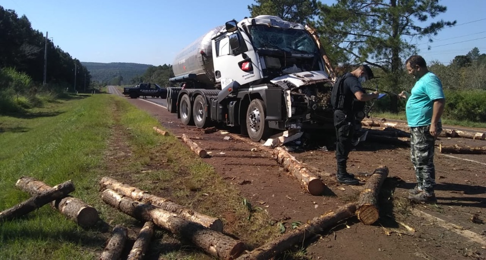 Impactante choque de dos camiones en la ruta 12 - Primera Edición