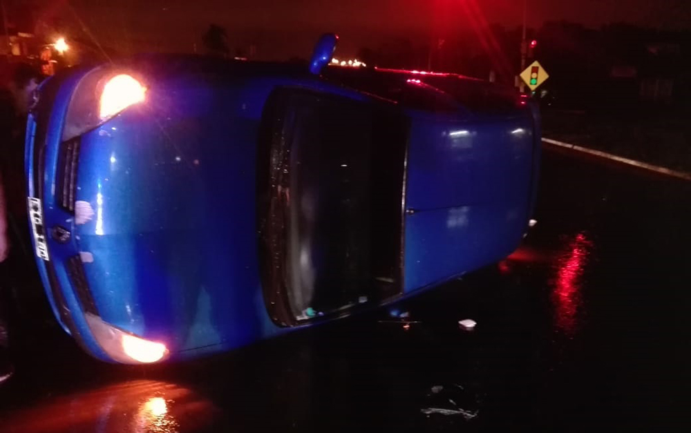 Despistó - El conductor habría perdido el control del vehículo debido a las inclemencias climáticas cuando estaba llegando al acceso del este barrio de la localidad de Garupá.