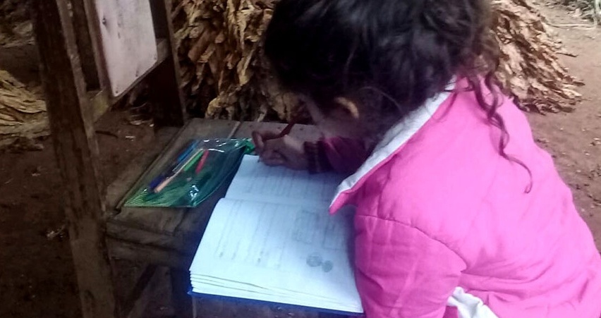 En las colonias, docentes acercan tareas impresas por falta de medios digitales