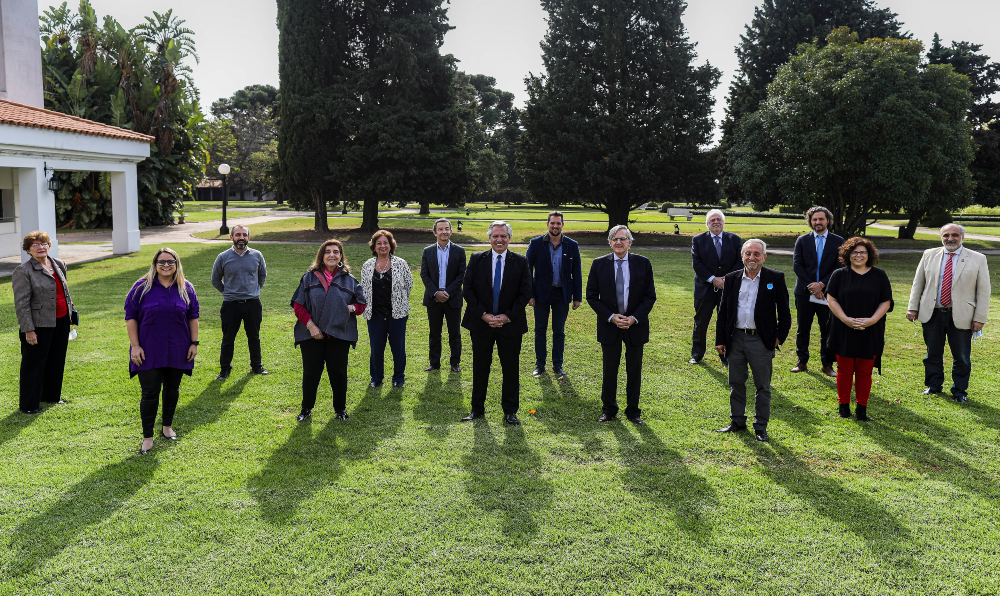 Fernández se reunió con comité de expertos para analizar pasos a seguir