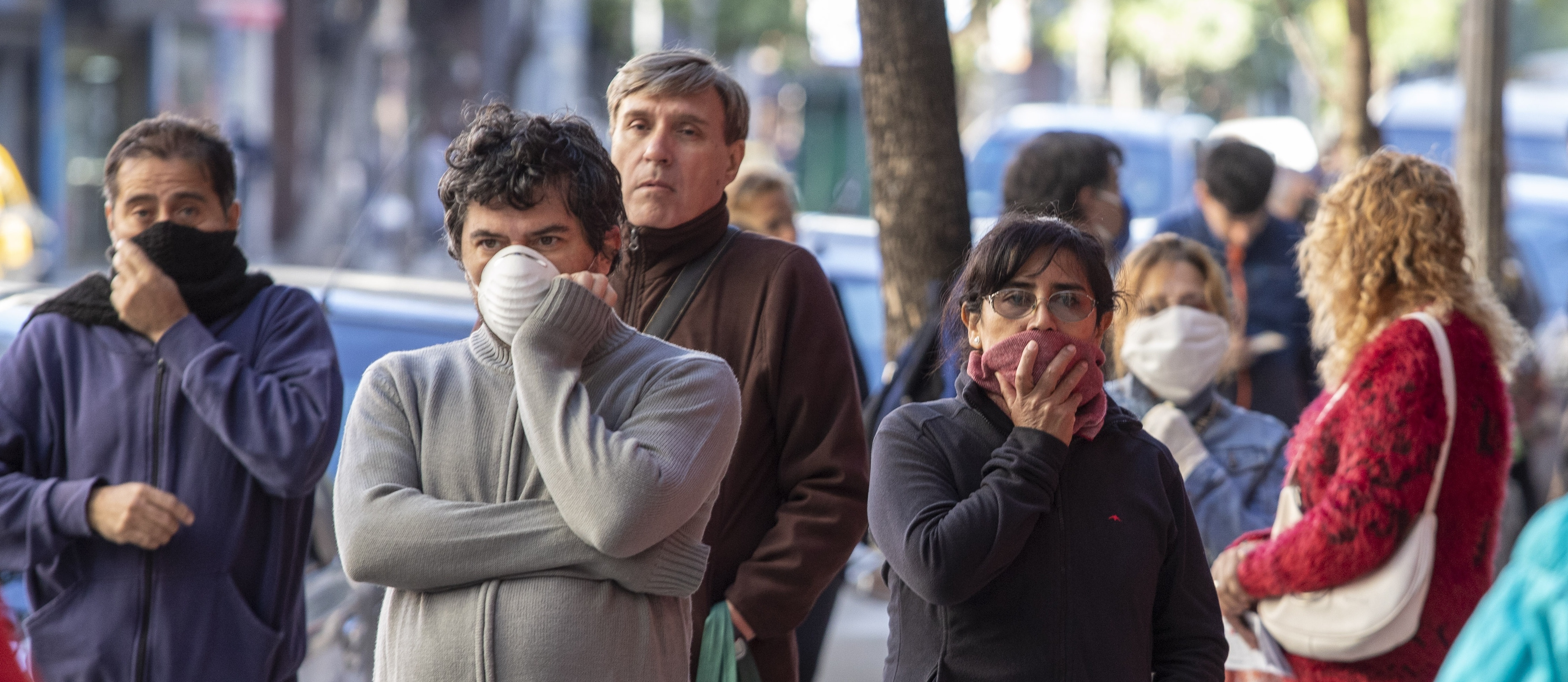 zzzznacp2NOTICIAS ARGENTINAS BAIRES, ABRIL 8: Largas filas en los locales de pago de servicios se observan en diferentes barrios porteños en el marco de la cuarentena obligatoria dispuesta por el Gobierno Nacional a raiz del coronavirus. FOTO NA: DANIEL VIDES zzzz