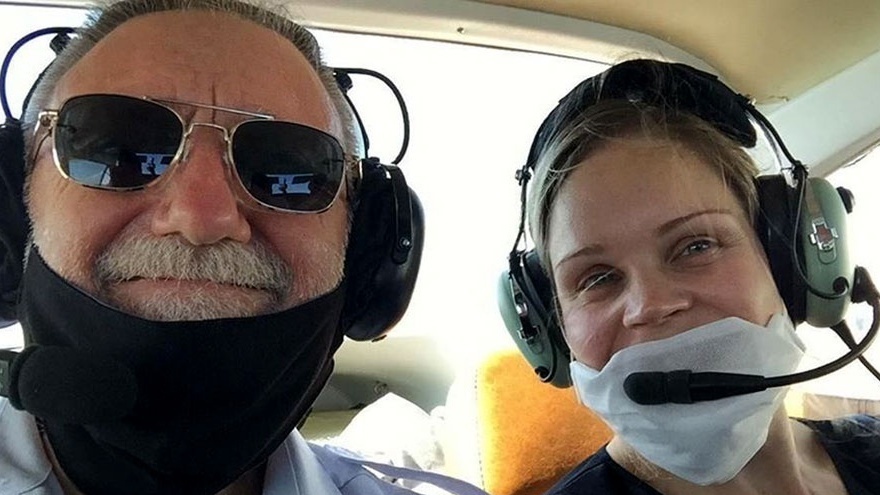 A BORDO. Gabriela, ayer por la mañana, junto con el piloto Marinetti.