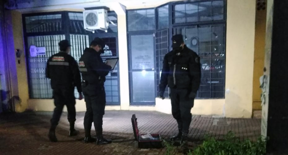 Joyería - Efectivos frente a dicha joyería